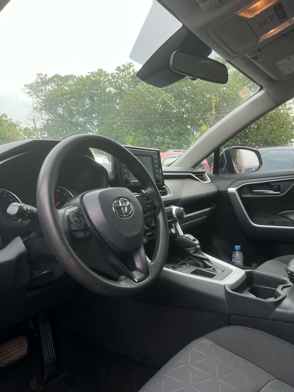 Thumbnail 4 of 2020 Toyota RAV4 XLE